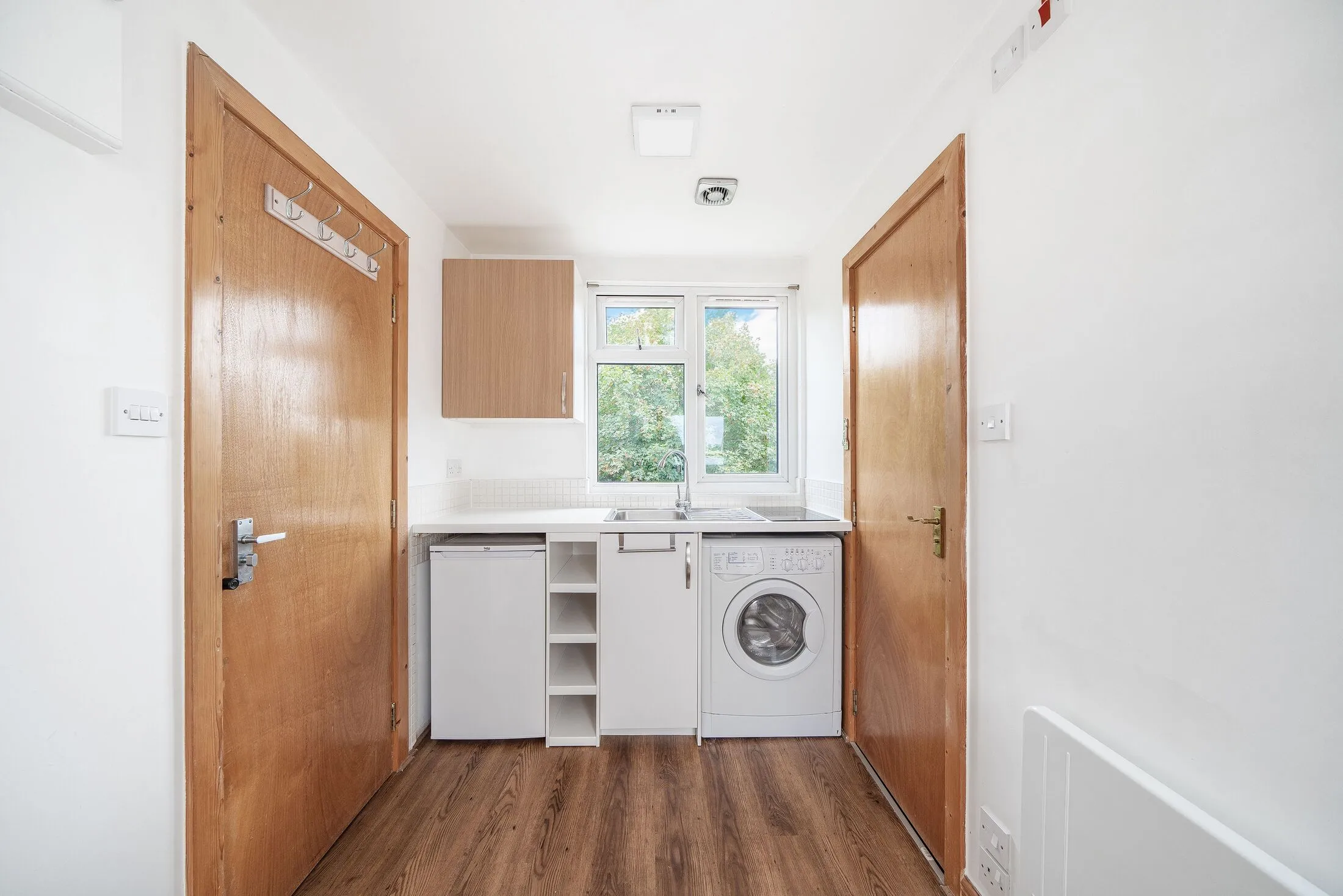 Flat Almond Avenue in Greater London