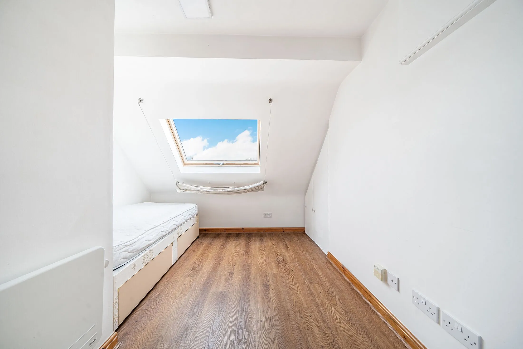 Flat Almond Avenue in Greater London