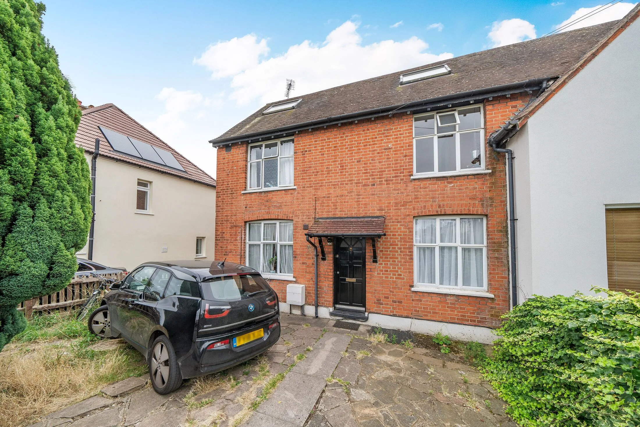Flat Almond Avenue in Greater London