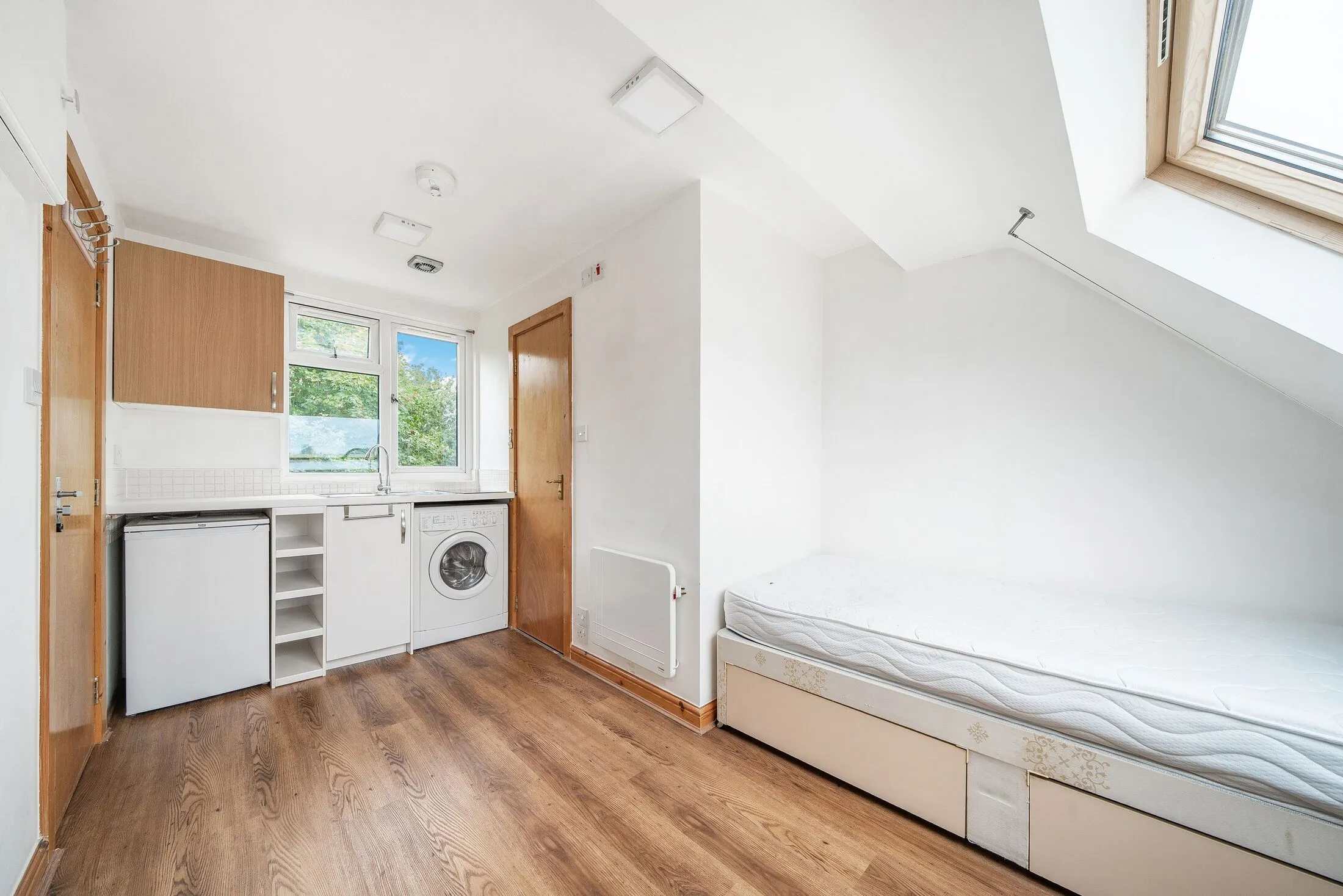 Flat Almond Avenue in Greater London