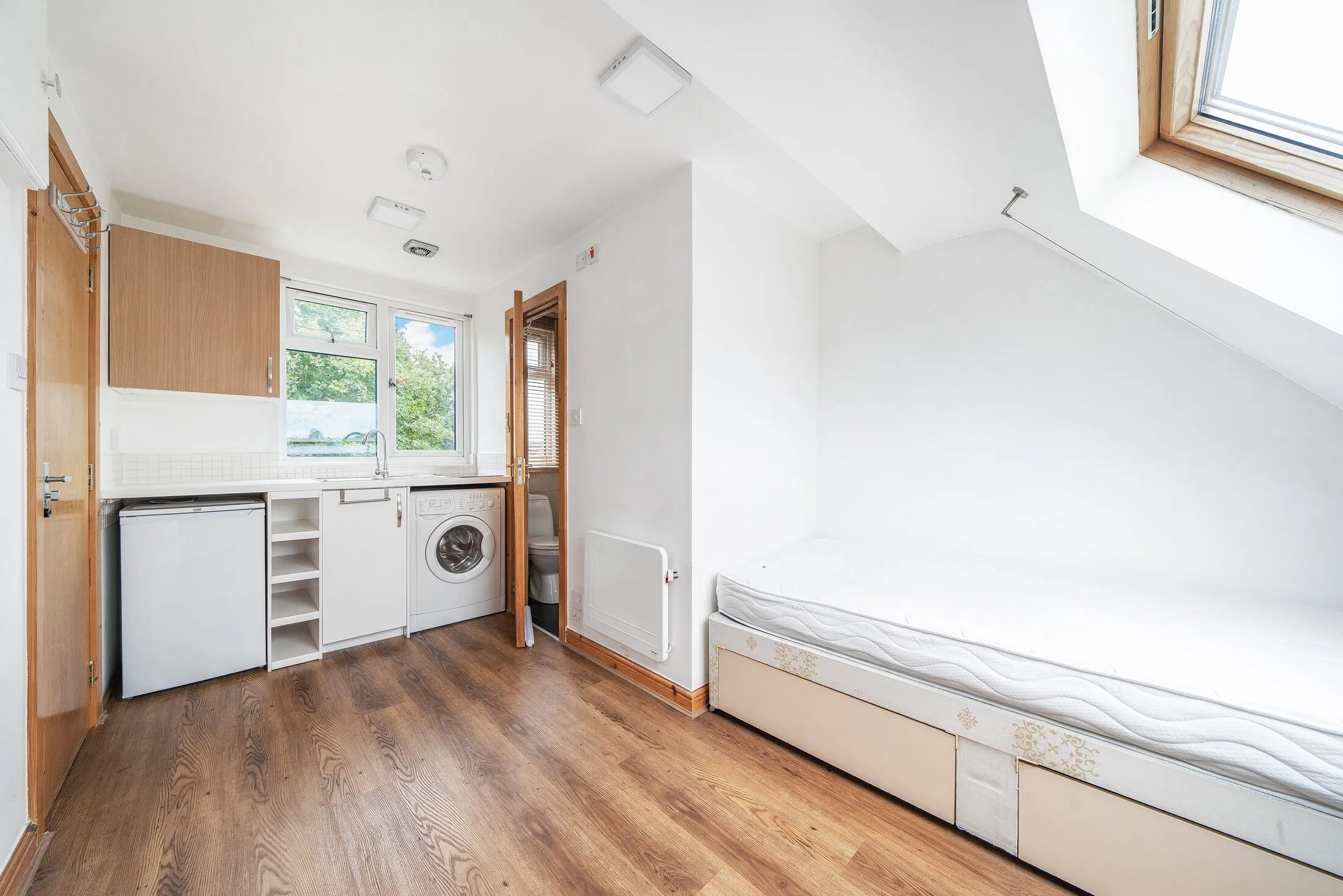 Flat Almond Avenue in Greater London