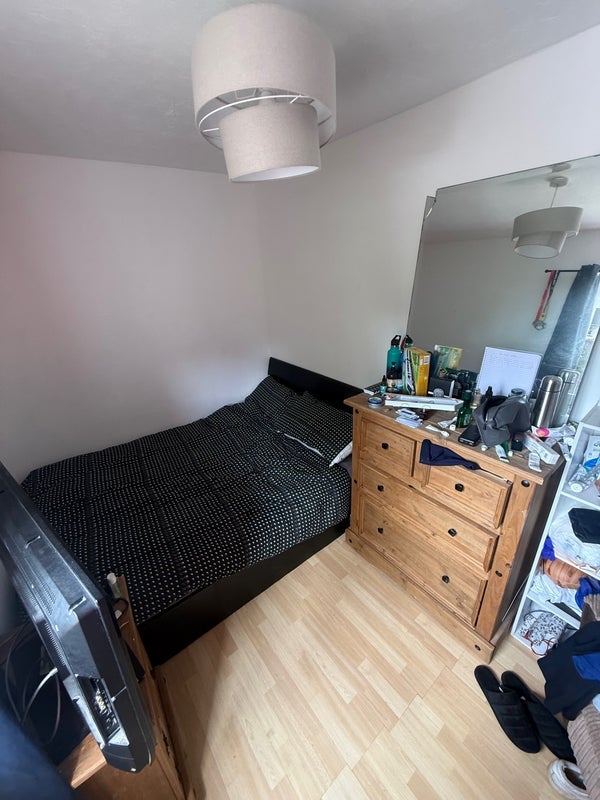 Room Linen Court in Salford