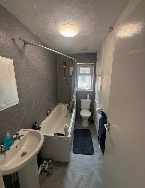 Room Linen Court in Salford