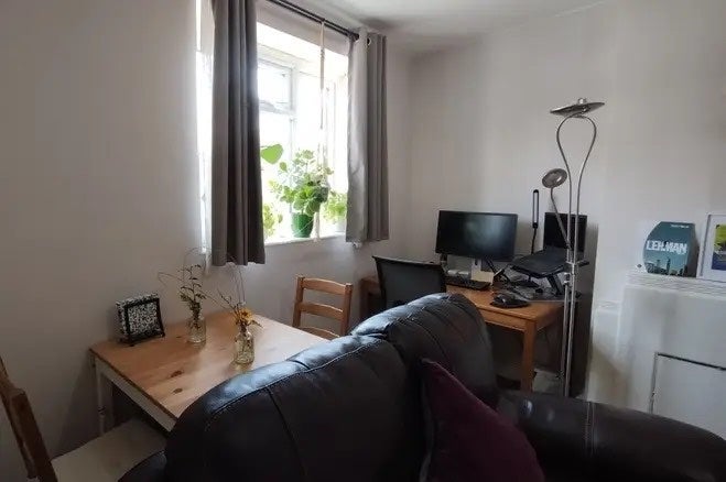 Flat Harrow Road in Greater London