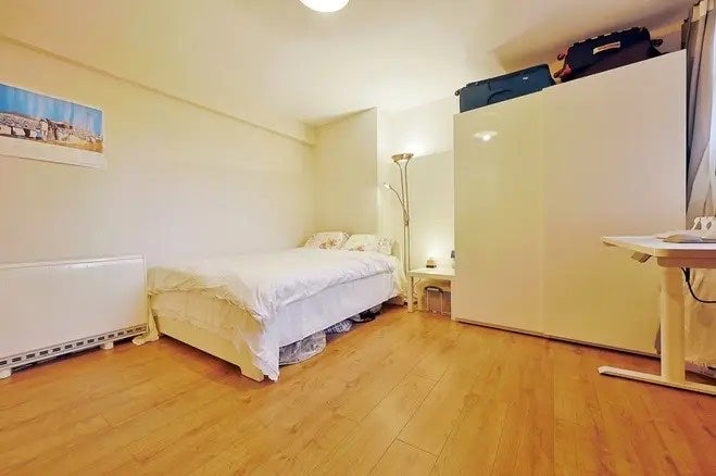 Flat Harrow Road in Greater London