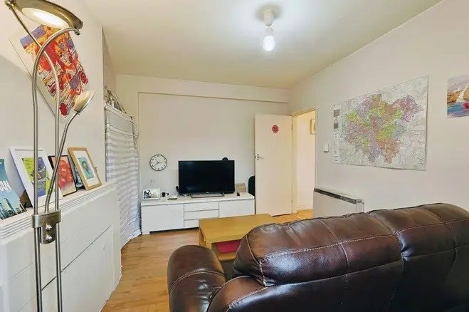 Flat Harrow Road in Greater London