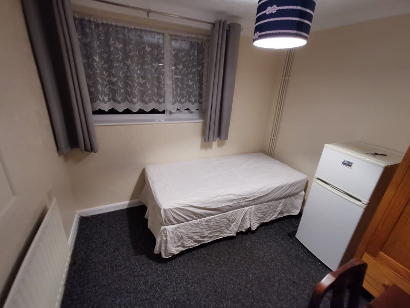 Room Pinceybrook Road in Harlow