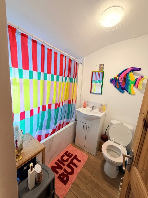 Room West Road in Greater London