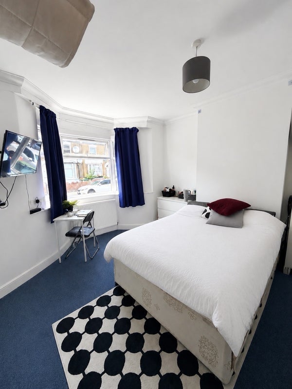 Room West Road in Greater London
