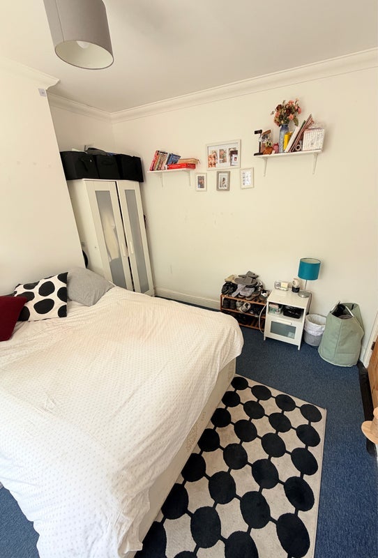 Room West Road in Greater London