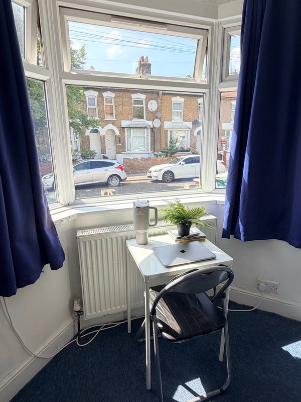 Room West Road in Greater London