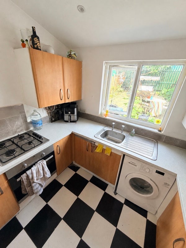 Room West Road in Greater London
