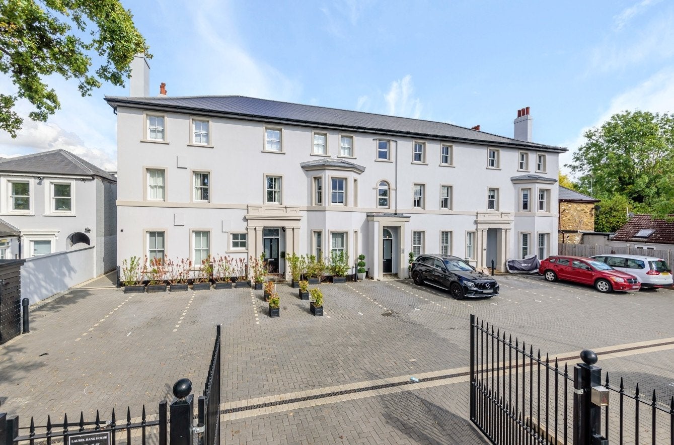 Flat Heron Court in Greater London