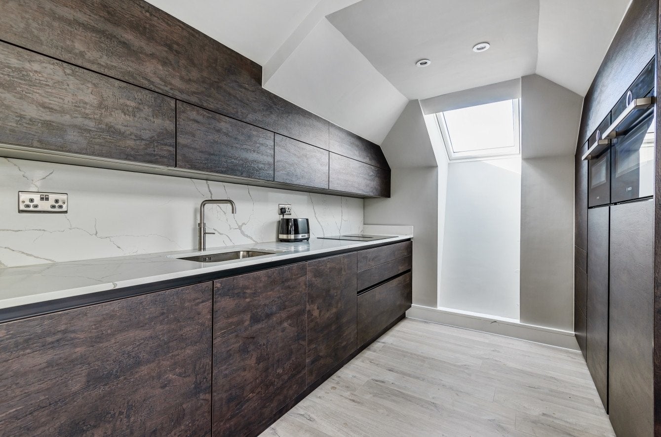 Flat Heron Court in Greater London