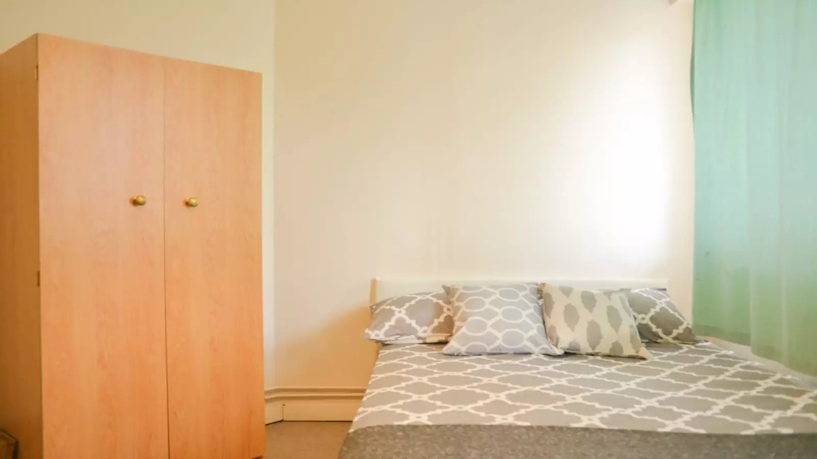 Room Sweeney Crescent in Greater London