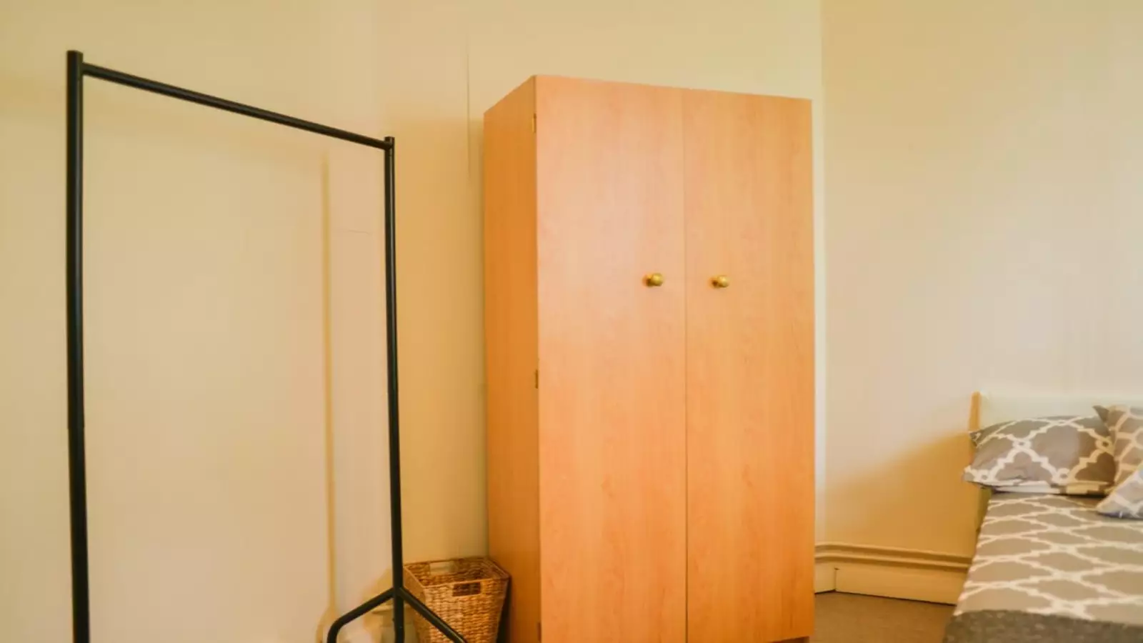 Room Sweeney Crescent in Greater London