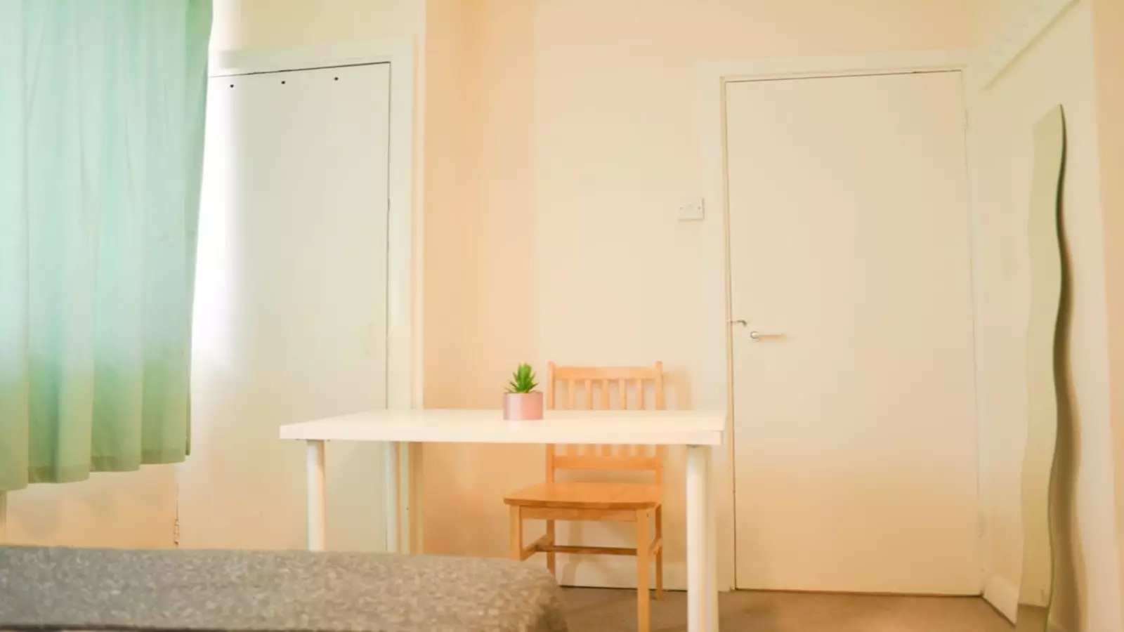 Room Sweeney Crescent in Greater London