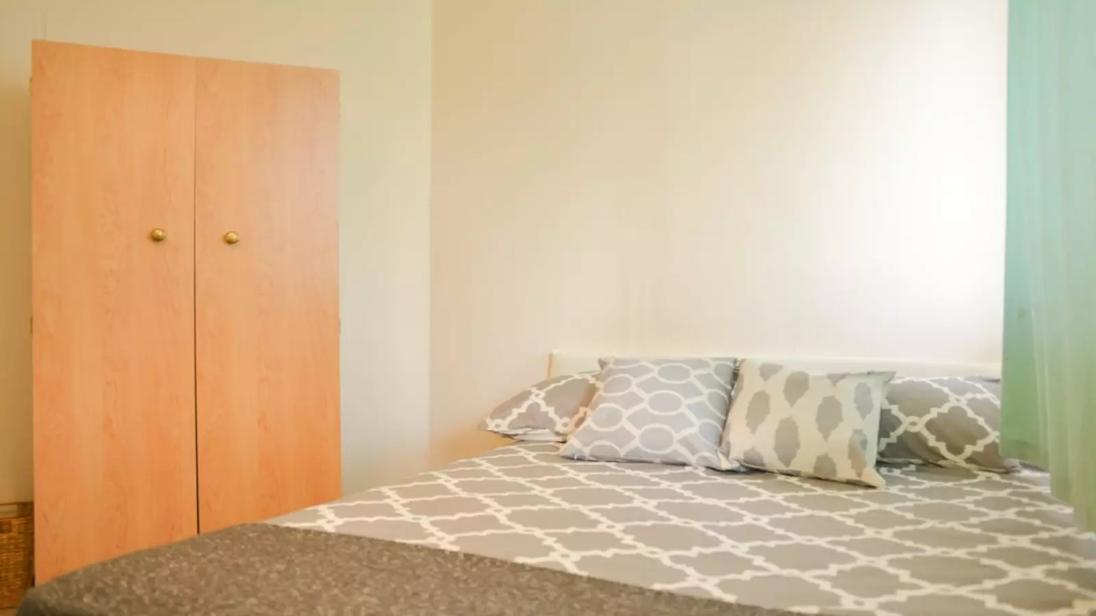 Room Sweeney Crescent in Greater London