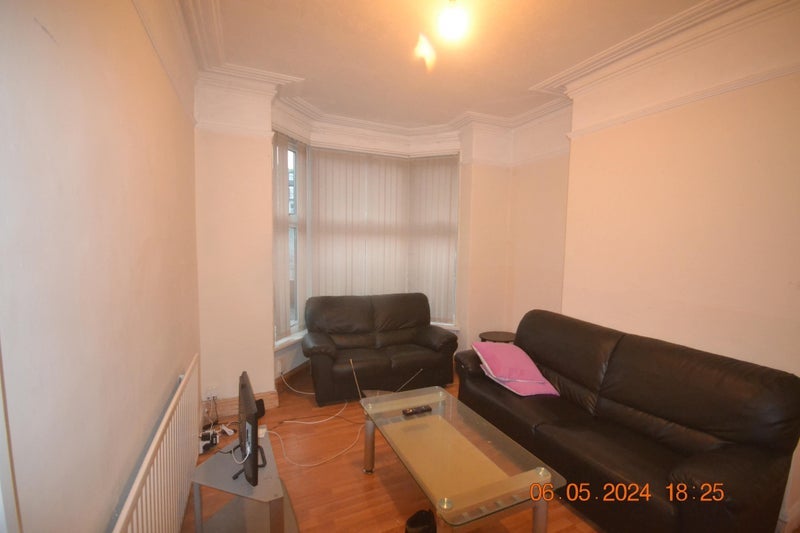 Room Burley Road in Leeds