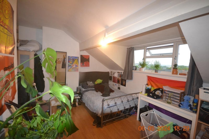Room Burley Road in Leeds