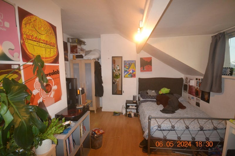Room Burley Road in Leeds
