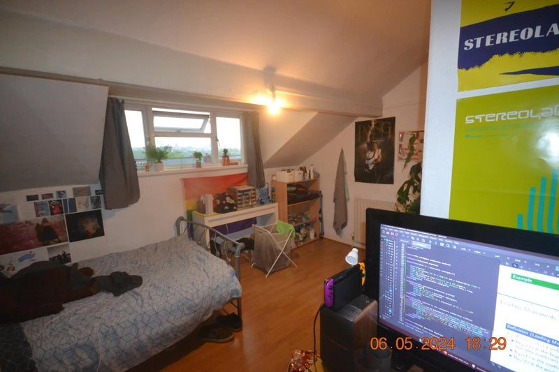Room Burley Road in Leeds