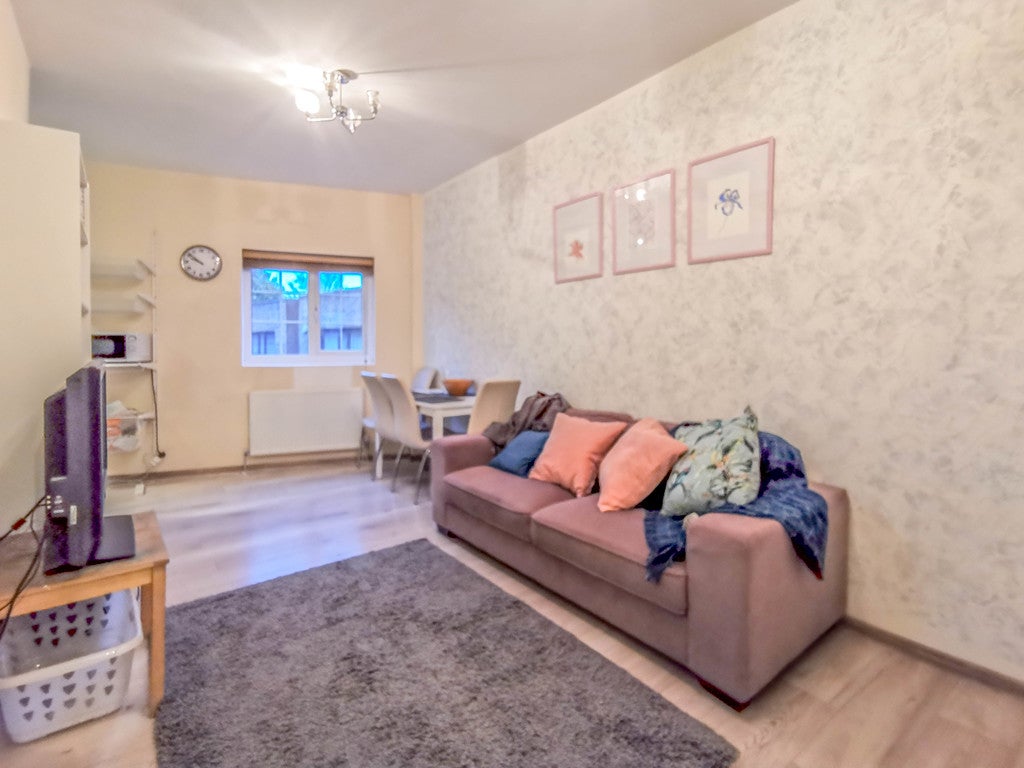 Flat Lomond Close in Greater London