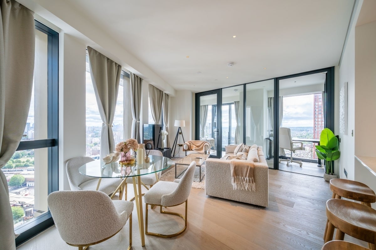 Flat Nine Elms Lane in Greater London