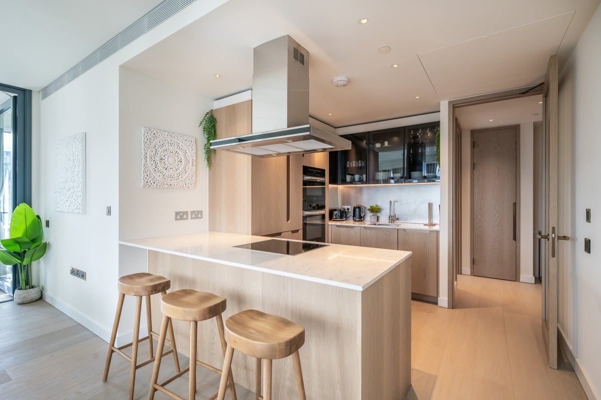 Flat Nine Elms Lane in Greater London