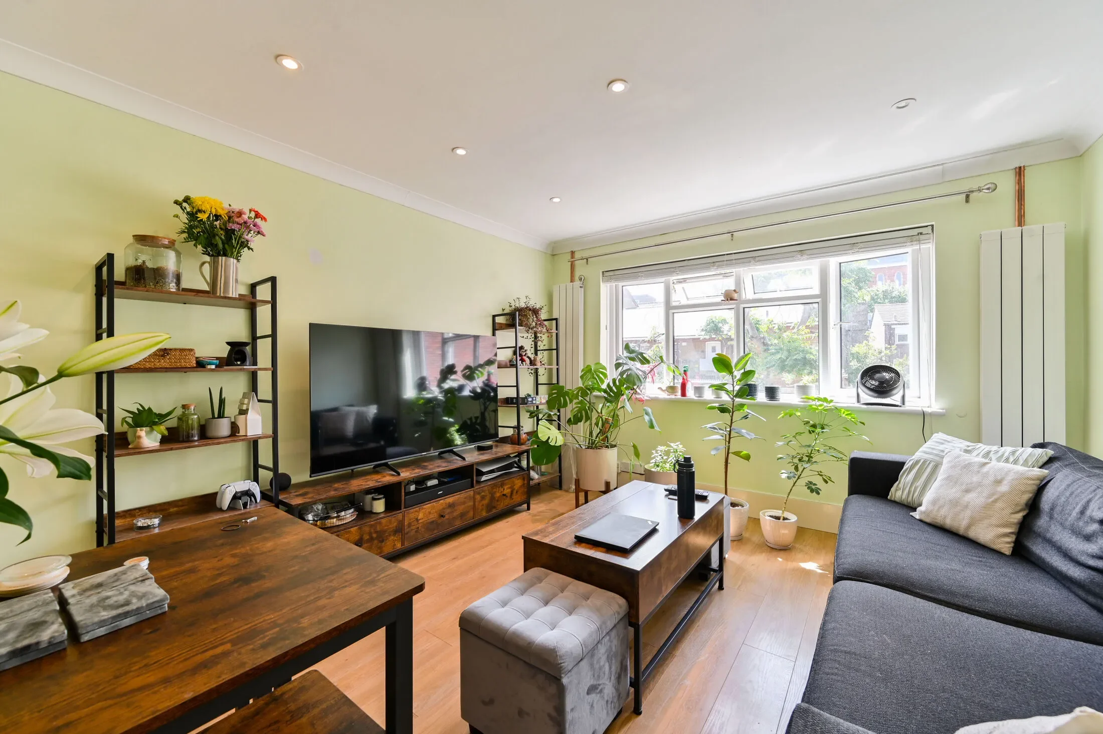 Flat Pountney Road in Greater London
