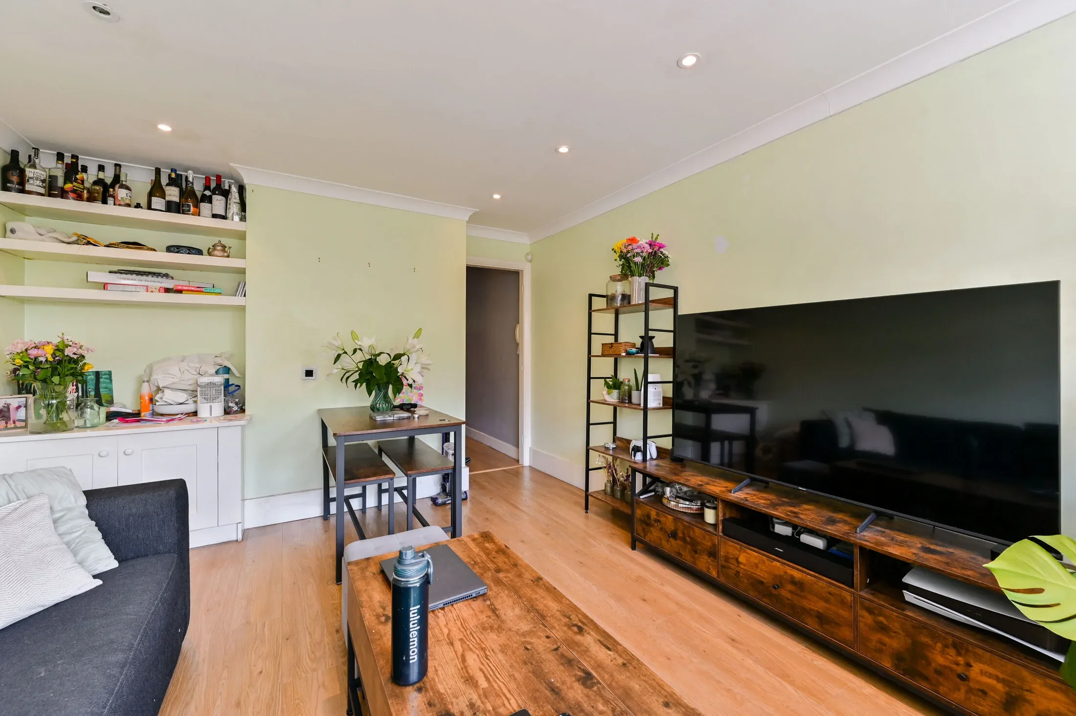 Flat Pountney Road in Greater London