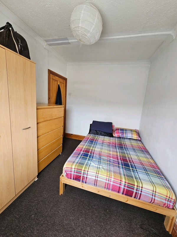 Room Haydons Road in Greater London