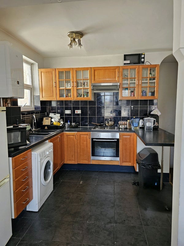 Room Haydons Road in Greater London
