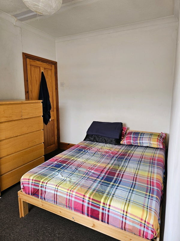 Room Haydons Road in Greater London