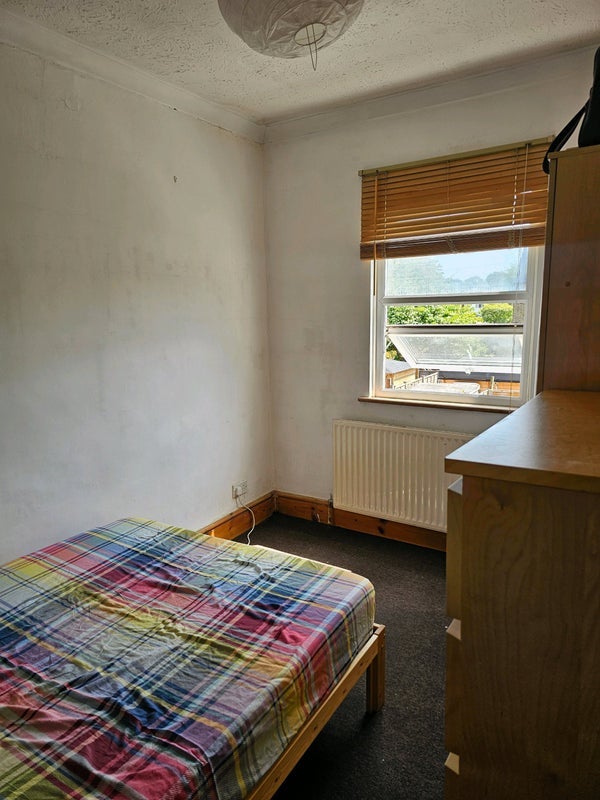 Room Haydons Road in Greater London
