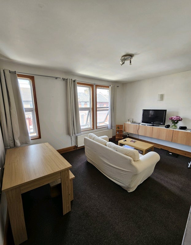 Room Haydons Road in Greater London