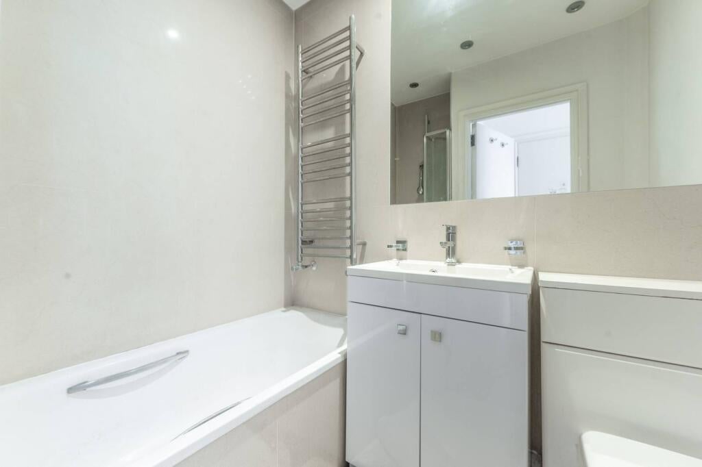 Flat Sloane Avenue in Greater London