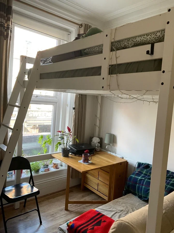 Flat Ormeley Road in Greater London