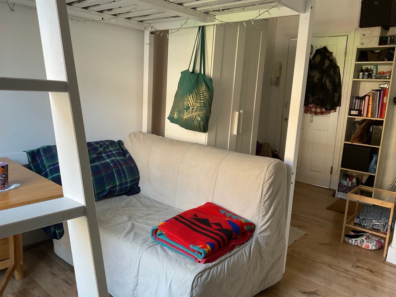 Flat Ormeley Road in Greater London