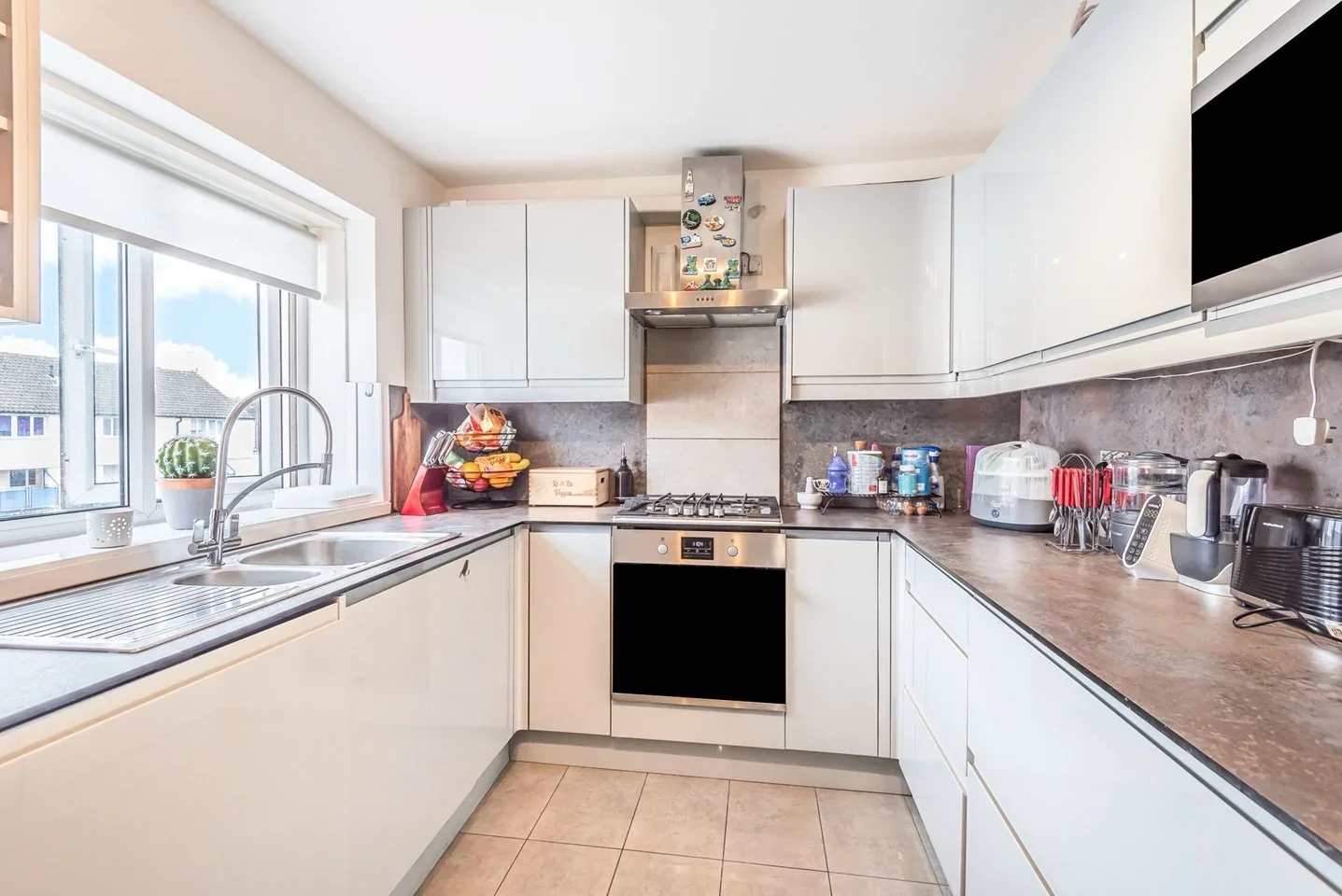 Flat Harlech Gardens in Greater London