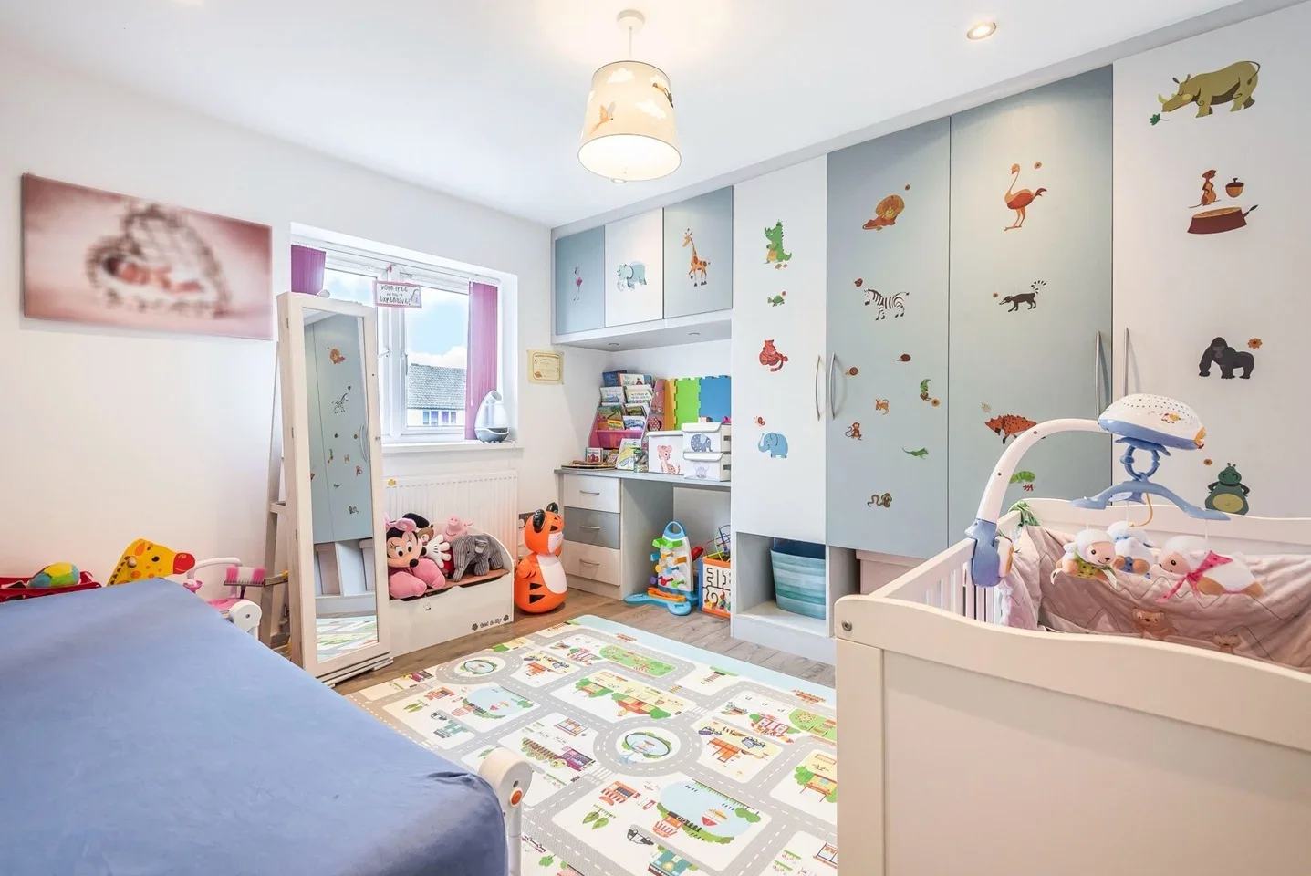 Flat Harlech Gardens in Greater London
