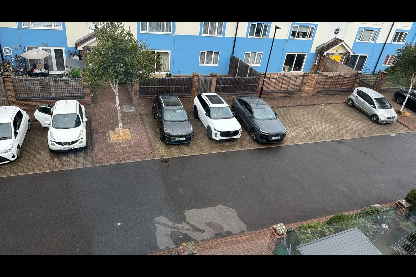 Flat Harlech Gardens in Greater London