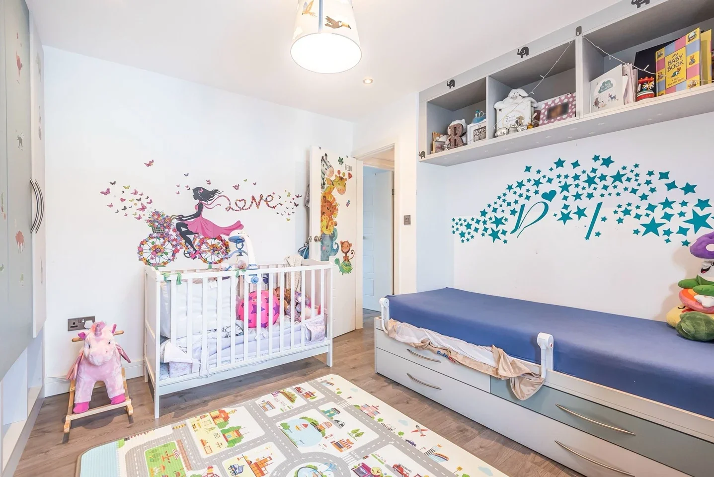 Flat Harlech Gardens in Greater London