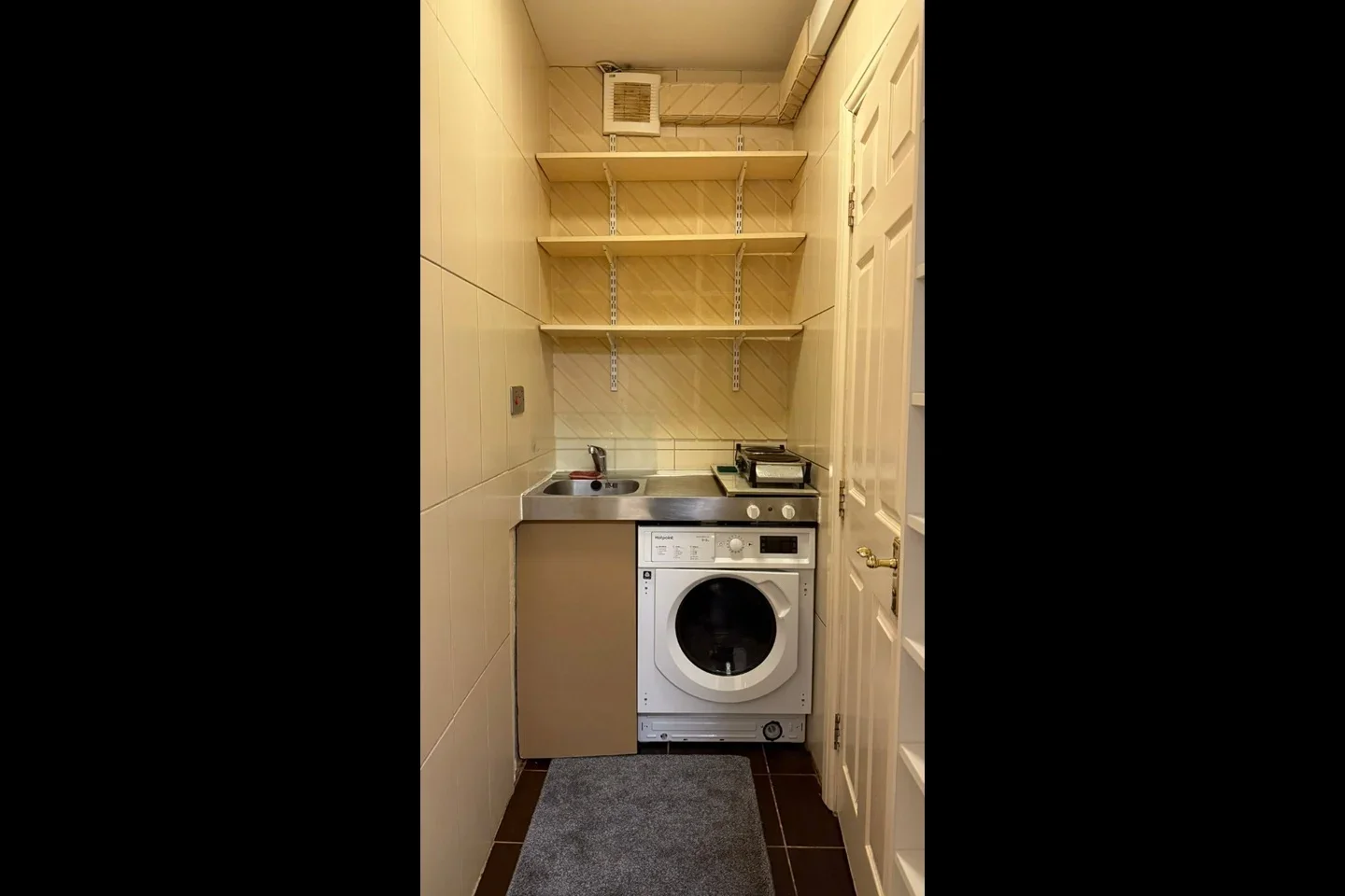 Room Holmstall Avenue in Greater London