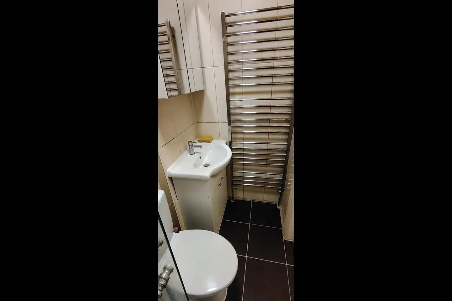 Room Holmstall Avenue in Greater London