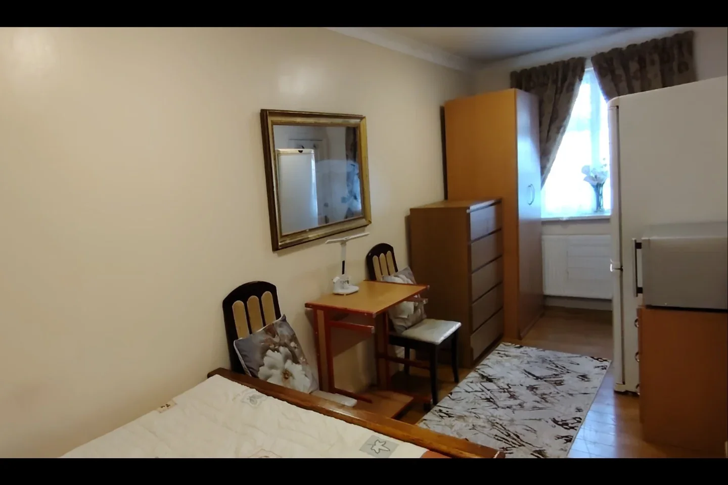 Room Holmstall Avenue in Greater London