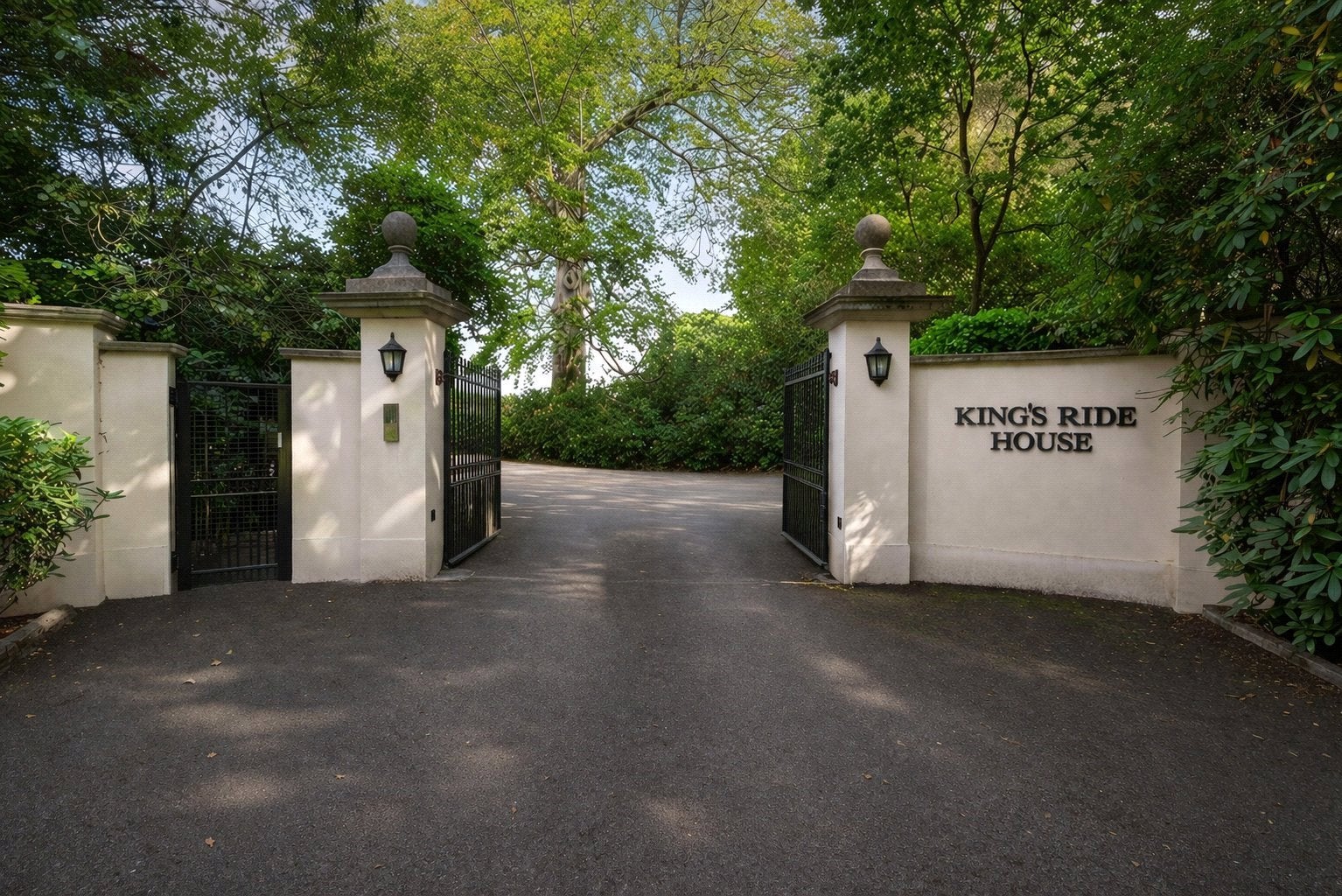 Flat Prince Albert Drive in Chavey Down
