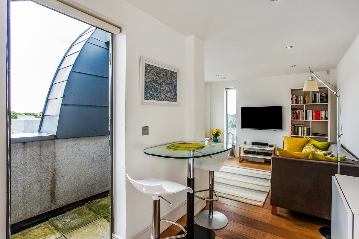 Flat Edgeley Lane in Greater London