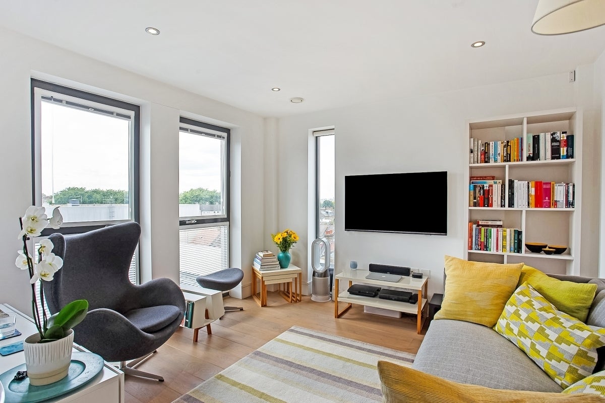 Flat Edgeley Lane in Greater London