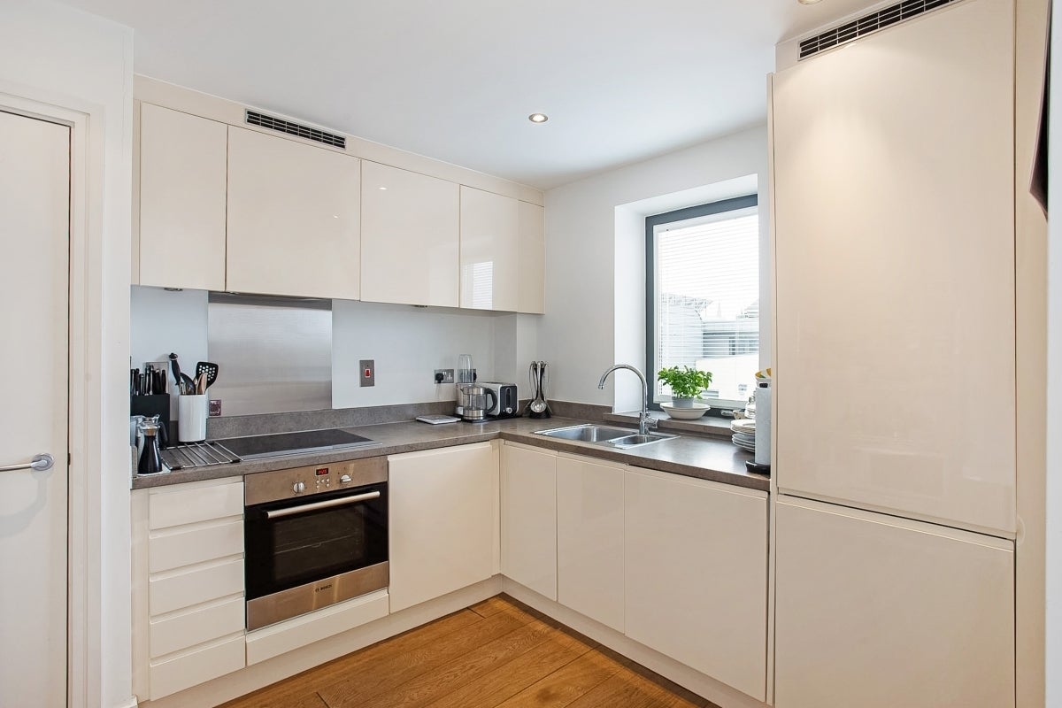 Flat Edgeley Lane in Greater London